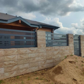 Забор жалюзи алюминиевый планкен  Alubord Design с каменными блоками
